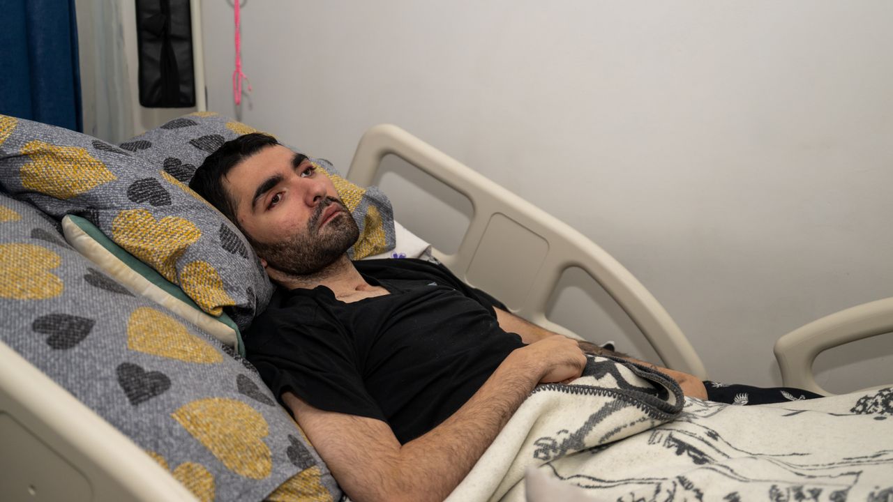 Trafik kazasında yatağa bağımlı hale gelen genç için tedavi umudu sürüyor