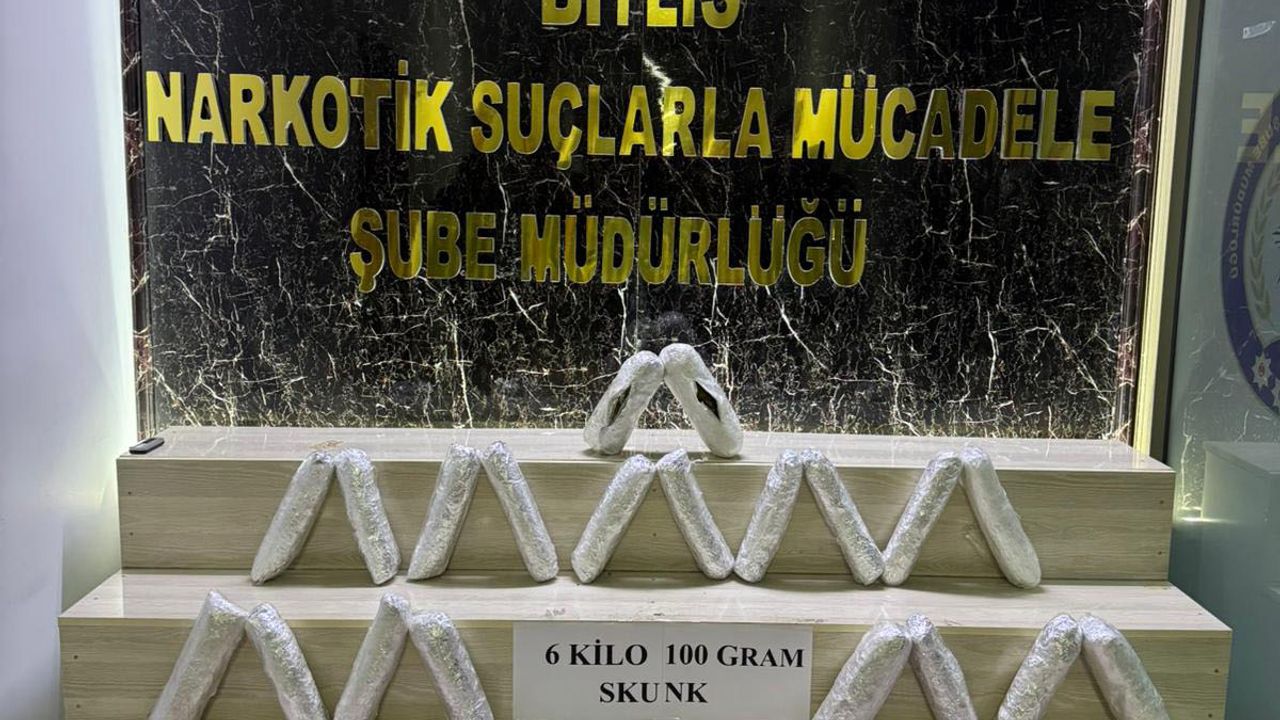 Bitlis'te durdurulan 2 araçta 6 kilo skunk ele geçirildi