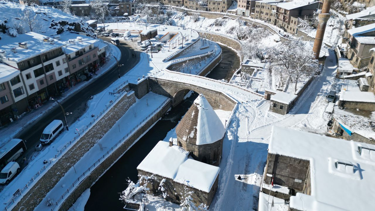 Bitlis'te karla mücadele çalışmaları sürüyor