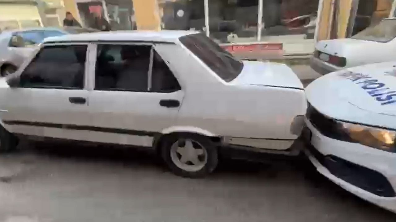 Drift atıp, polisten kaçan ehliyet sürücü, kaza yapınca yakalandı; o anlar kamerada