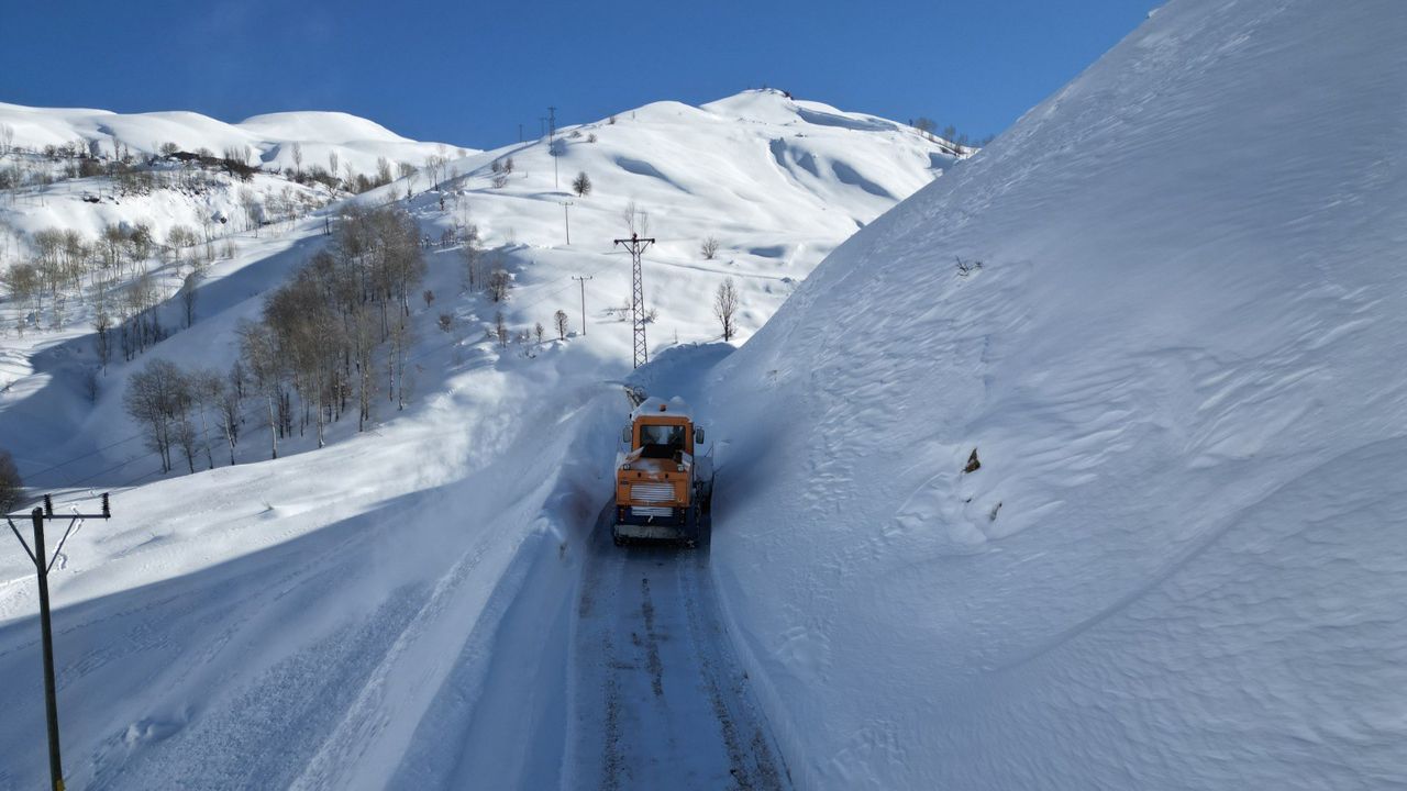 Bitlis'te 104 yerleşim yeri ulaşıma kapandı