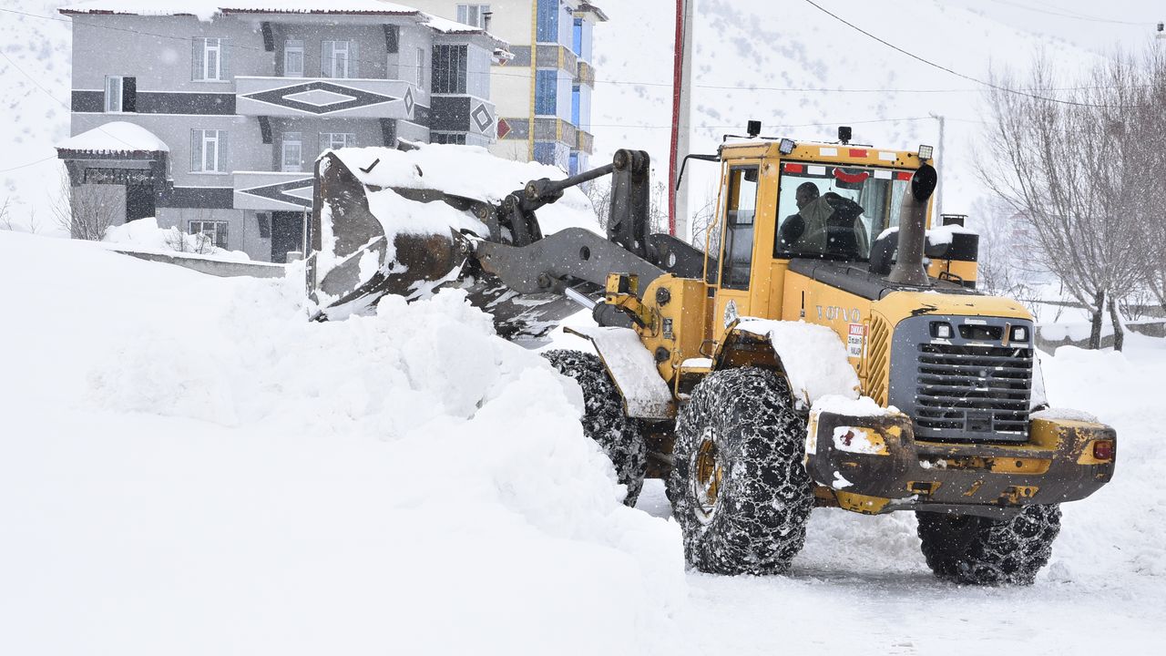 Bitlis'te 139 köy yolu ulaşıma açıldı