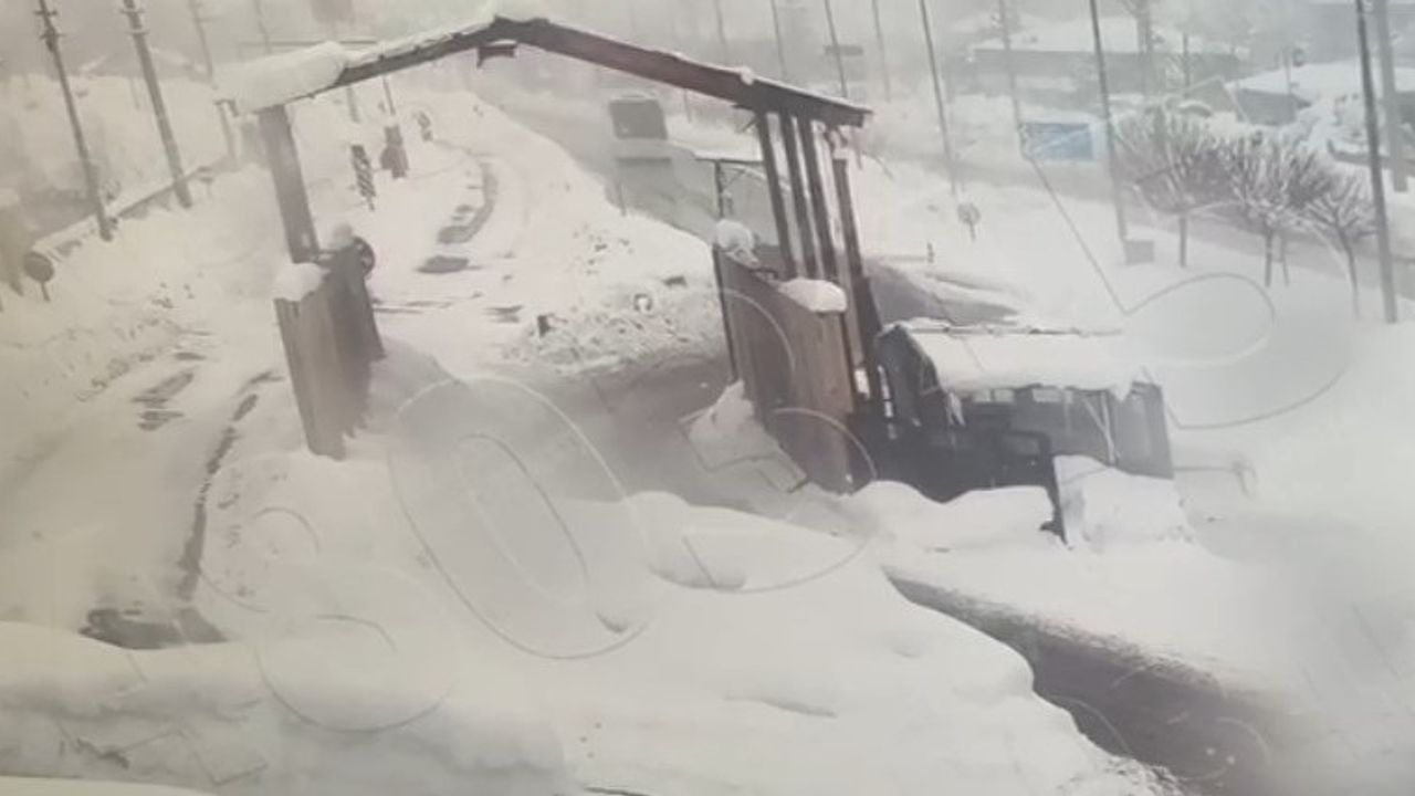 Bitlis'te 4 polisin yaralandığı kaza kamerada