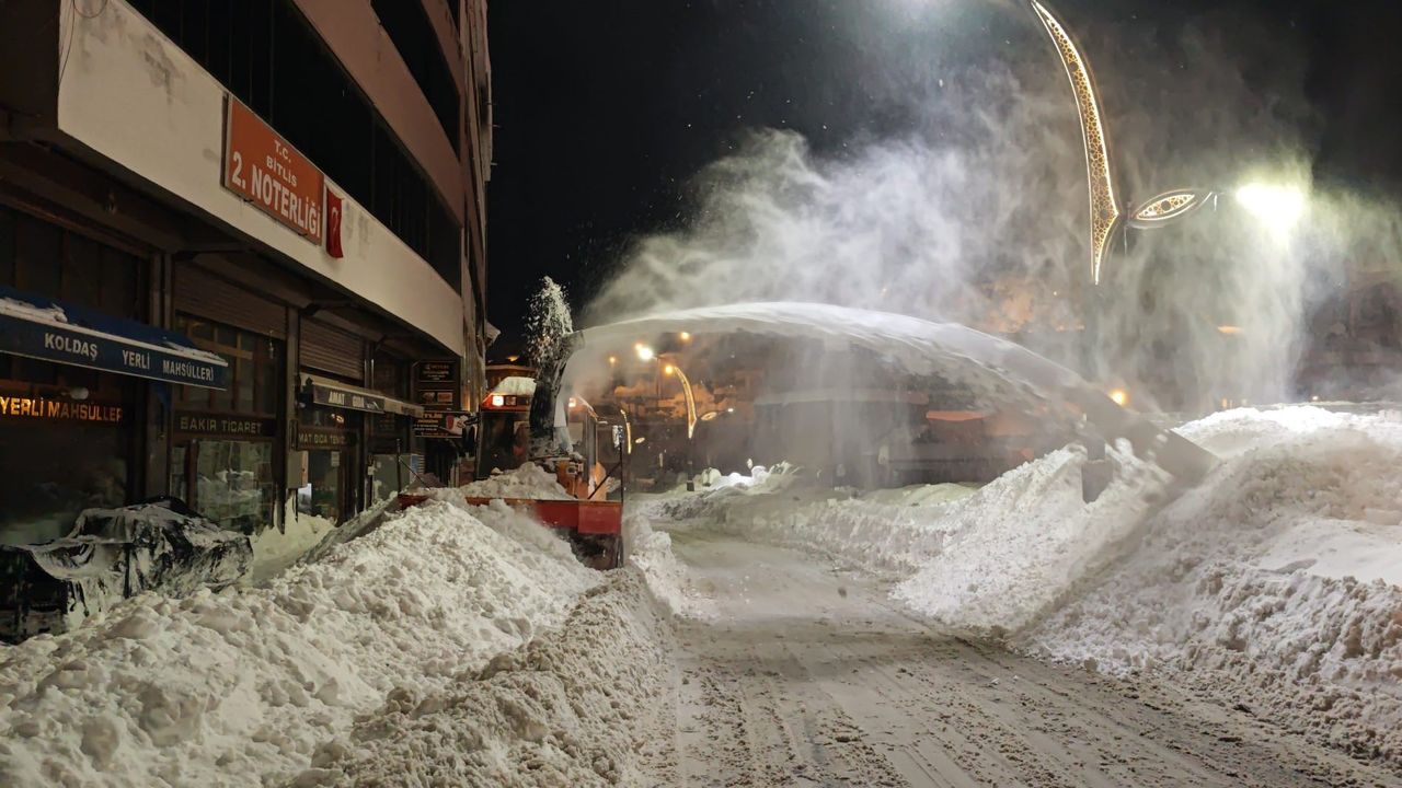 Bitlis'te 85 köy yolu ulaşıma açıldı; binalarda 3 metrelik buz sarkıtları oluştu