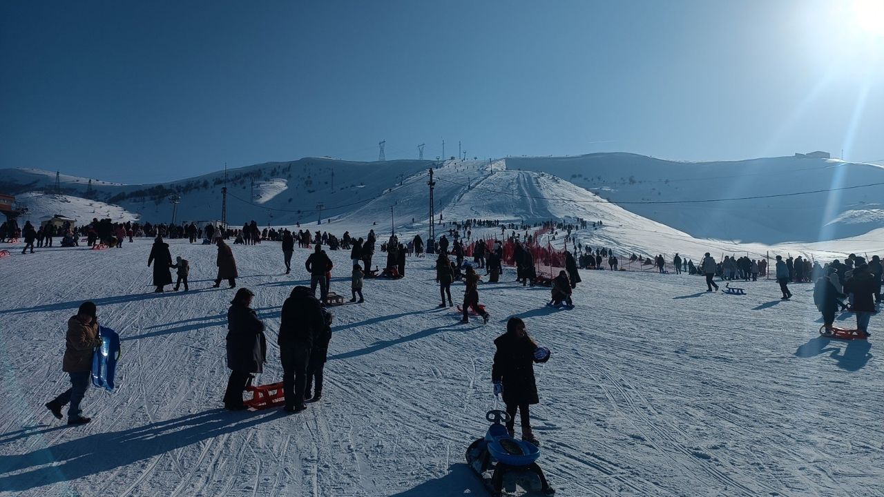 Bitlis'teki kayak merkezinde hafta sonu yoğunluğu
