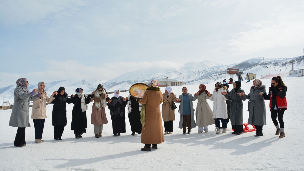 Bitlis'te anneler ile çocukları kızakla kayıp eğlendi