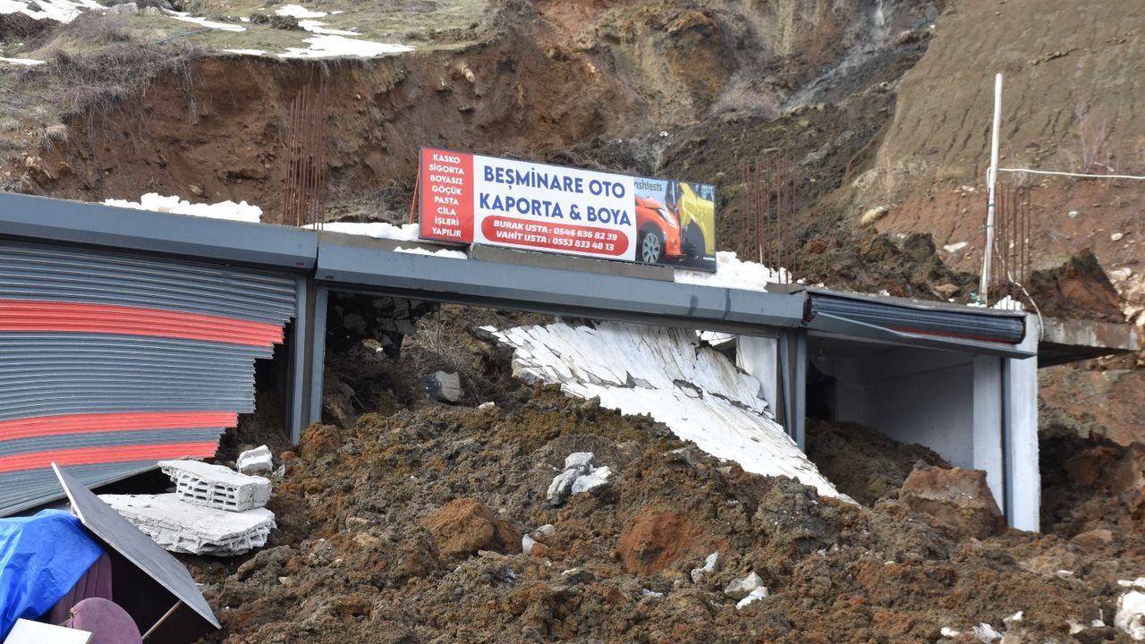 Bitlis'te toprak kaydı, erken tahliye faciayı önledi