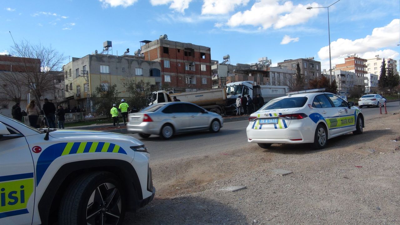 Kilis'te hafriyat kamyonları çarpıştı: 1 ağır yaralı