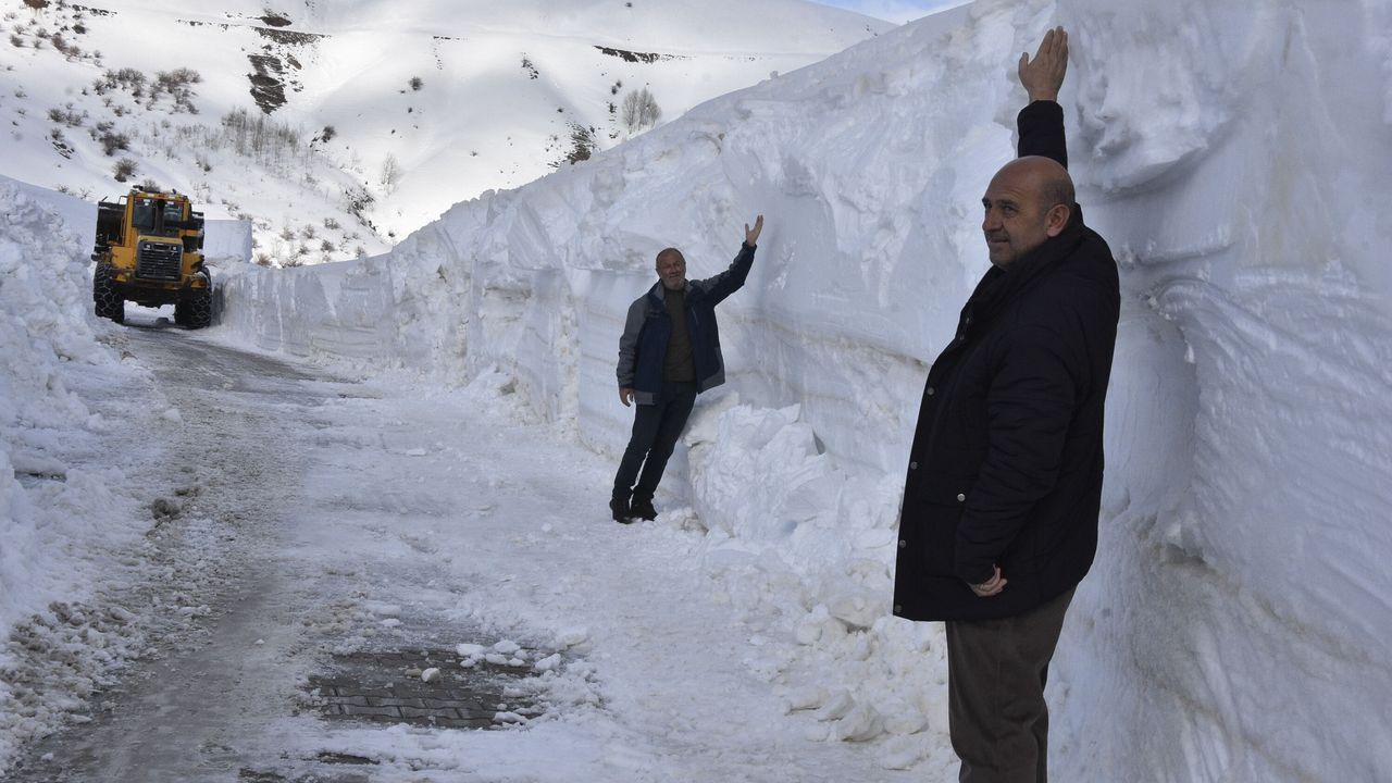 Bitlis'te 5 metreyi bulan karla mücadele