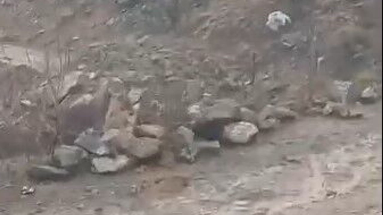 Bitlis'te çığ ve heyelan ulaşımı aksattı