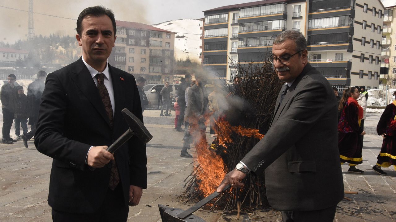 Bitlis'te nevruz programında protokol üyeleri demir dövdü, ateşten atladı