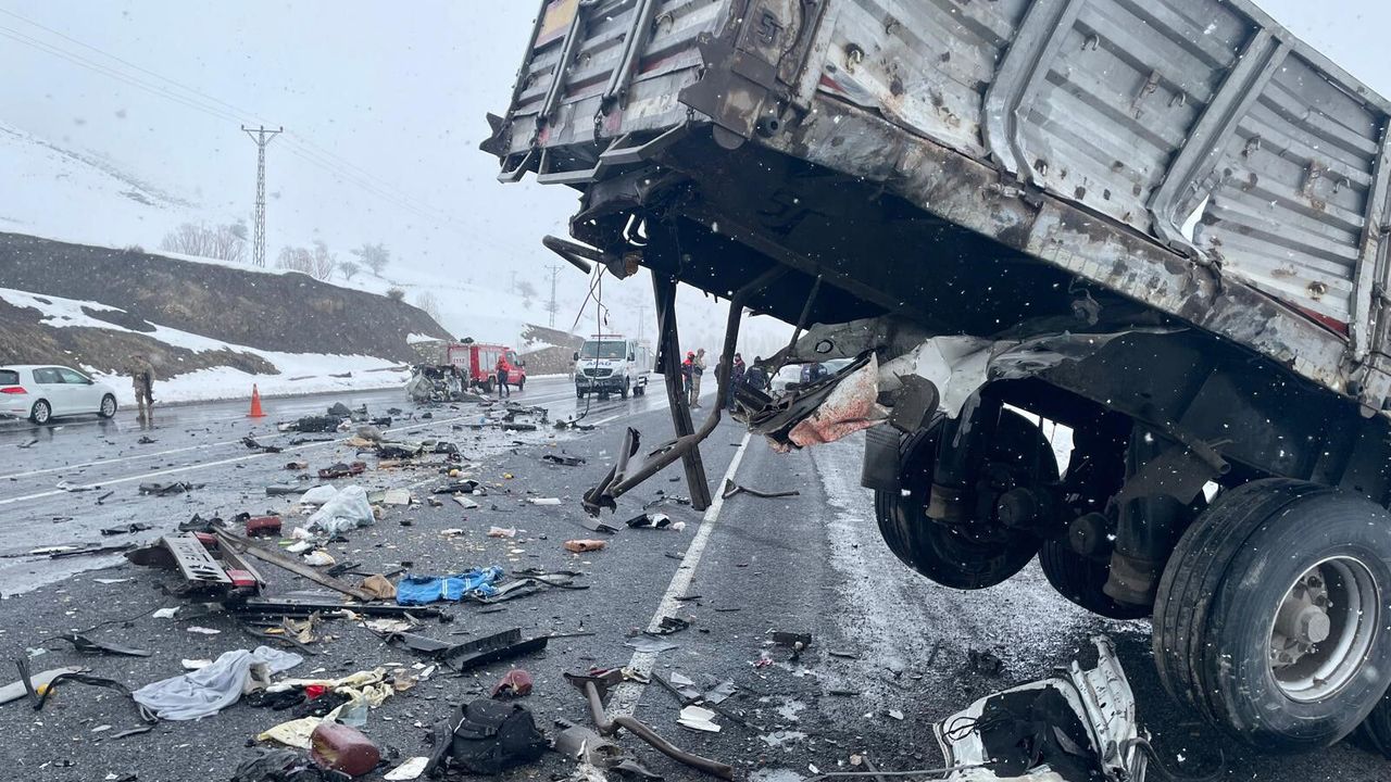 Bitlis'te otomobil TIR'a çarptı: Karı-koca öldü, 5 kişi de yaralı