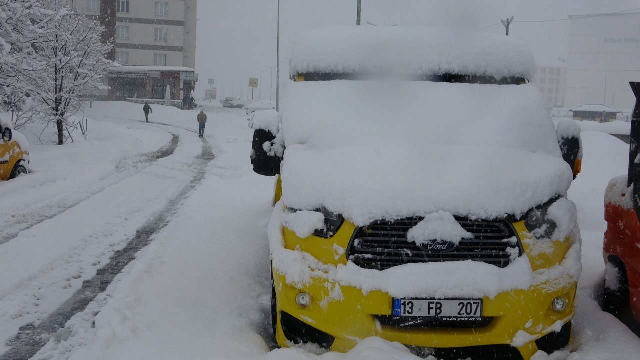 Bitlis'te 111 köy yolu kardan kapandı