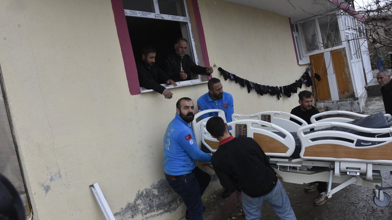 Yatağa bağımlı hastanın ortopedik yatak sevinci