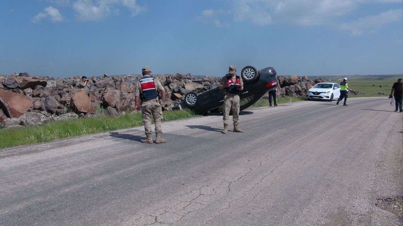 Kilis'te otomobil refüje devrildi; 5 yaralı