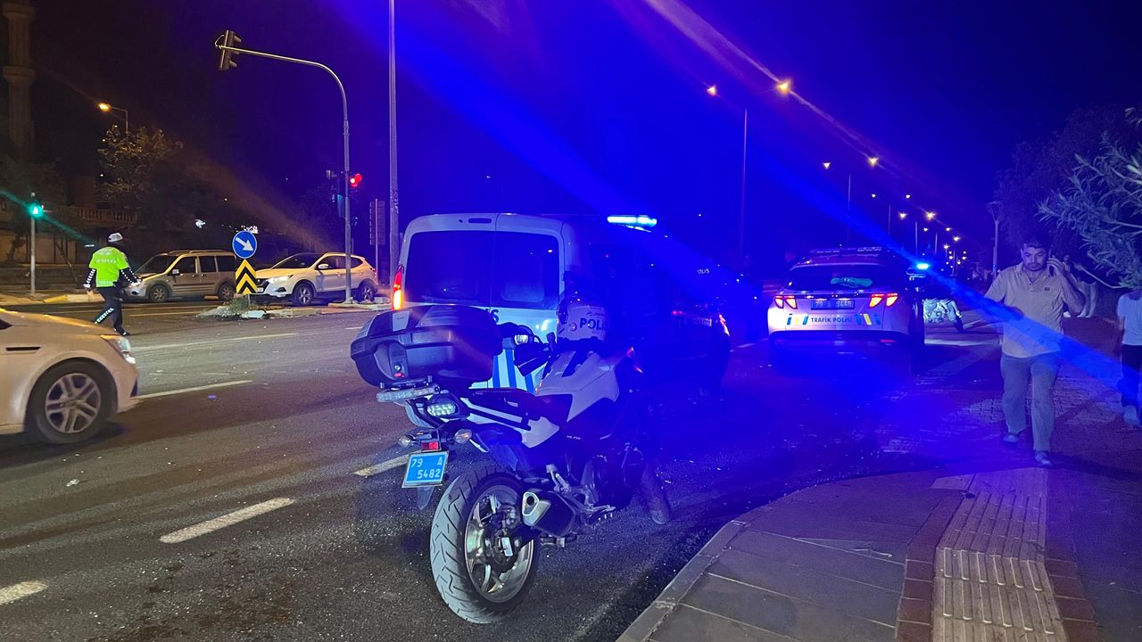 Kilis'te TIR ile motosiklet çarpıştı; 2 yaralı