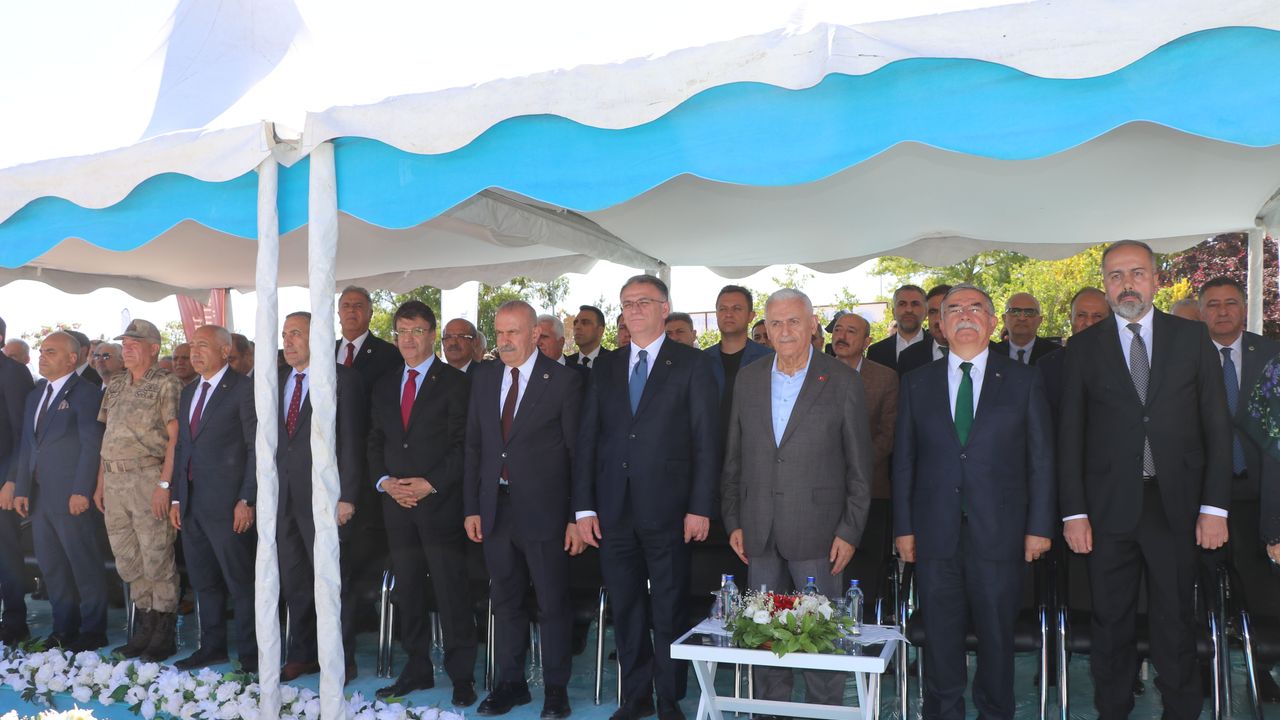 Binali Yıldırım: Denizcilikte Türk bayrağı kara listeden beyaz listeye geçti