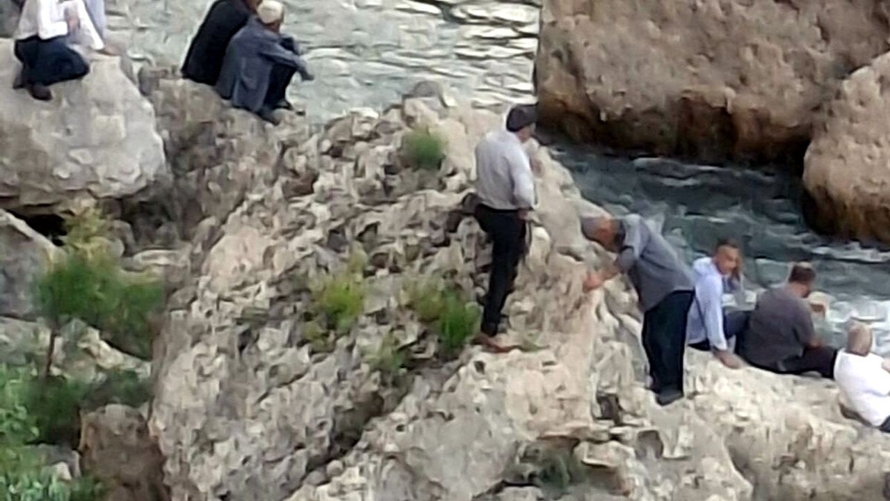 Bitlis'te dereye giren 3 kardeşten 1'i boğuldu, 1'i kayboldu