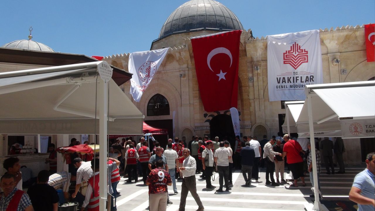 Kilis'te 6 Şubat depremlerinde hasar gören 2 cami yeniden ibadete açıldı