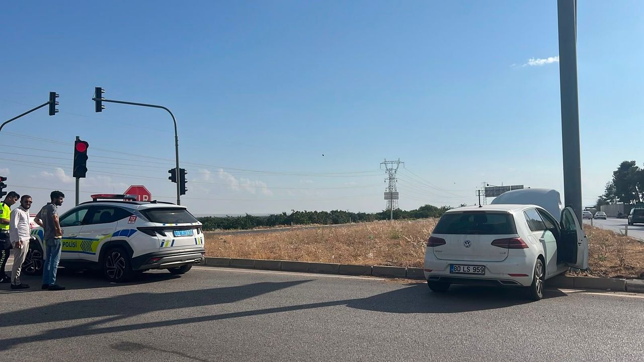 Kilis'te kontrolden çıkan otomobil yön tabelasına çarptı: 2 yaralı