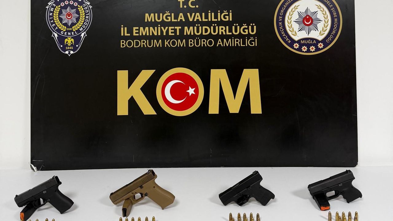 Polisten kaçan 4 şüpheli, ruhsatsız tabancalarla yakalandı