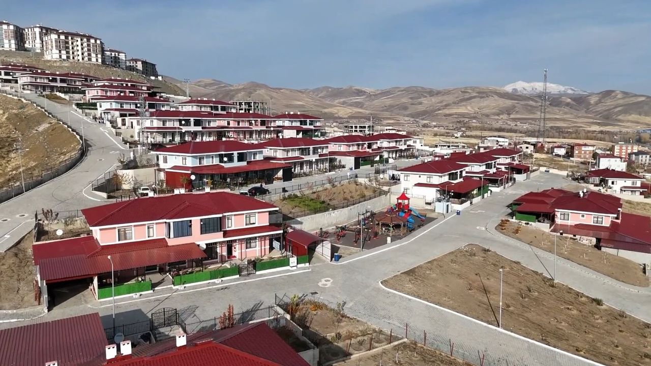 Bitlis'te Ahıska Türkleri için yapılan kalıcı konutların teslimine başlandı