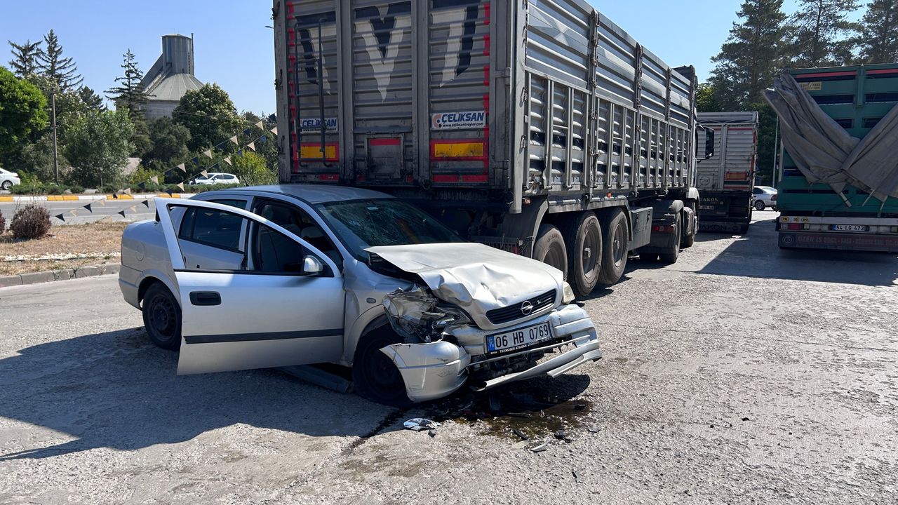 Polisten kaçan sürücünün otomobili, park halindeki 2 TIR'a çarptı; 2 yaralı