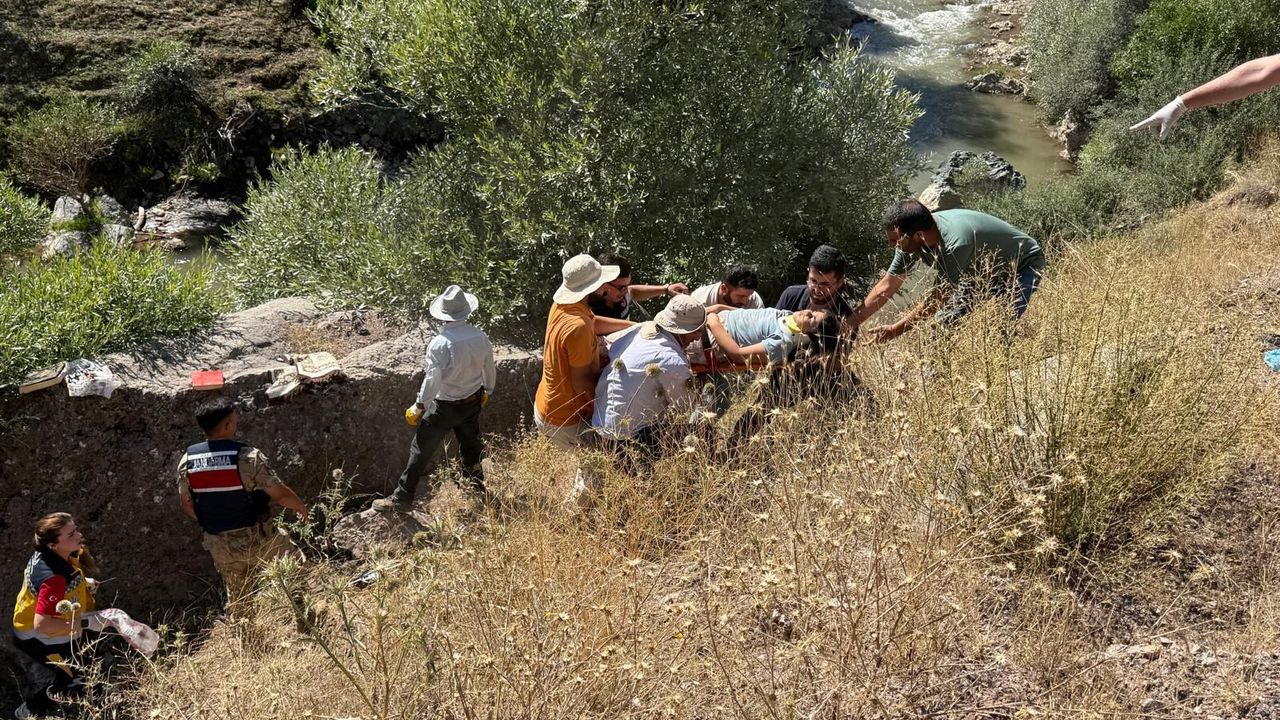 Bingöl'de otomobil dere yatağına devrildi: 1 ölü, 4 yaralı