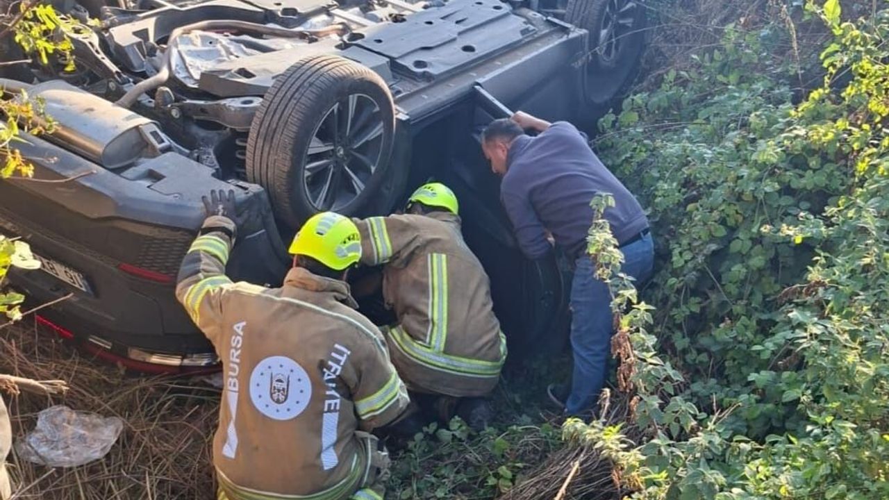 Bursa'da kontrolden çıkan otomobil dere yatağına düştü: 5 yaralı