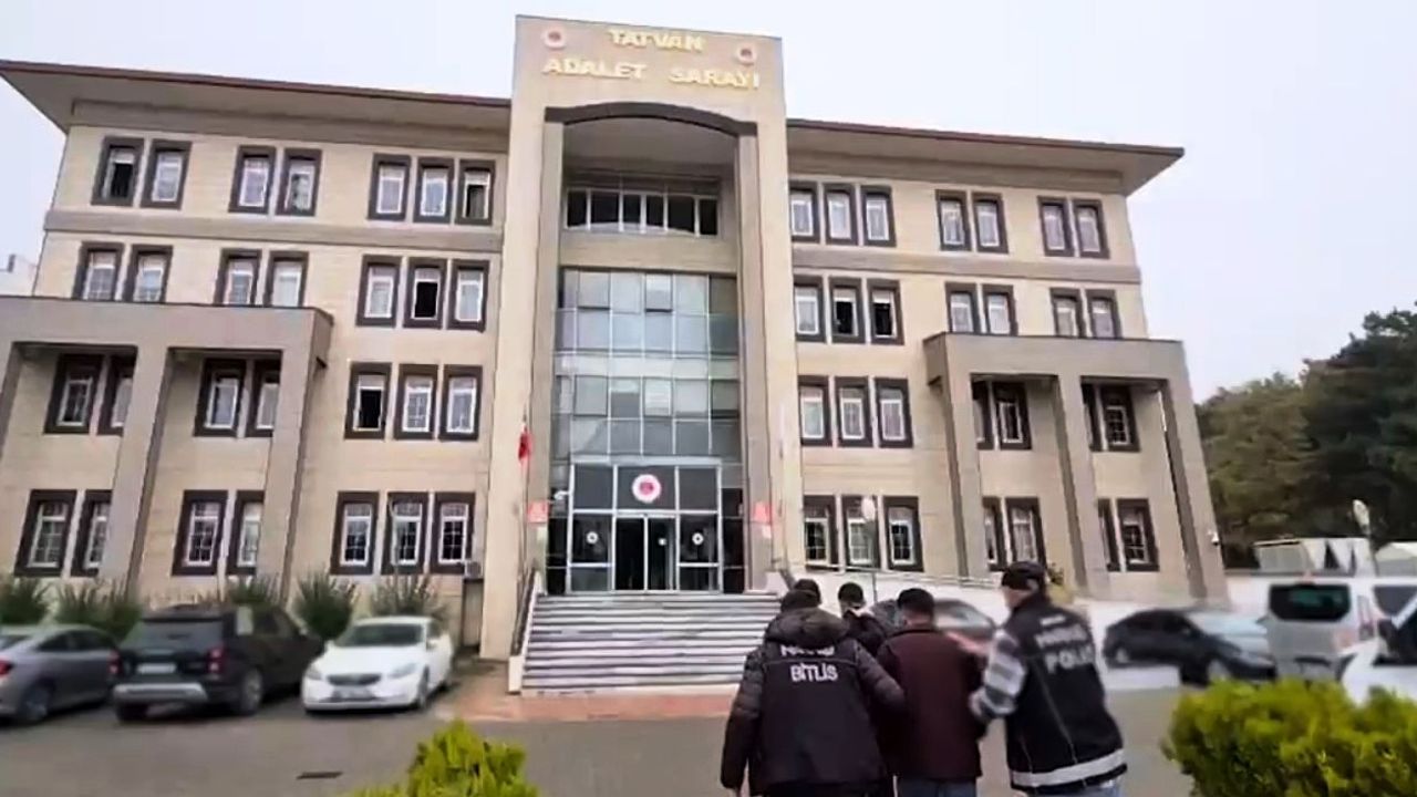 Bitlis'te aracın gizli bölmelerinde 2 kilo 914 gram metamfetamin ele geçti: 2 tutuklama