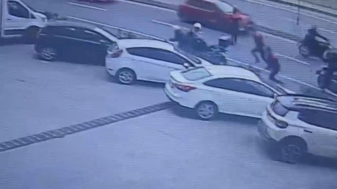 Küçükçekmece'de polisten kaçmaya çalışan kişinin üzerinde uyuşturucu ele geçirildi
