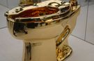 Maurizio Cattelan'ın 'America' adlı altın klozet eseri