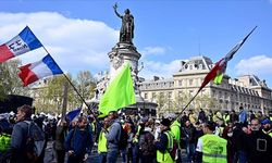 Sarı yelekliler 6. yılında Paris'te sokağa indi