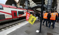 Fransa'da işçi sendikalarının çağrısıyla grev kararı