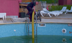 Fransa'da itfaiyeciler yüzme havuzlarını kullanıyor