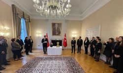 Londra Büyükelçiliğinde Atatürk'e anma töreni