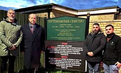 Ersin Tatar, Tottenham Park Mezarlığını ziyaret etti