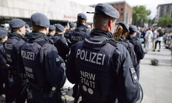 Almanya Mannheim'da polis, bıçaklı kişiyi öldürdü