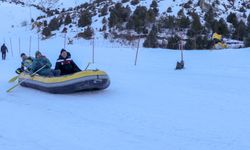 Erzincan'da doğa tutkunları karda rafting yaptı