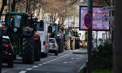 Almanya'da çiftçiler traktörleriyle hükümeti protesto etti