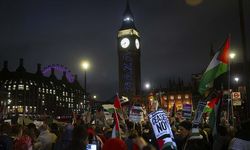 İngiltere Parlamentosu Big Ben'e ateşkes yazısı yansıtıldı