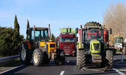 Paris'te çiftçiler traktörleriyle trafiği kilitlendi
