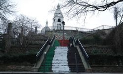 Paris Sacre Coeur'ün merdivenleri Filistin bayraklı oldu