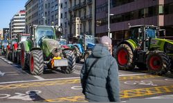 İspanya'da çiftçilerden yol kapatma protestosu