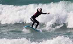 Alman turistler Keykubat Plajı'nda sörf yapıyorlar