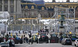 Fransız çiftçiler, tarihi Versay Sarayı'nın önünde traktörleriyle eylem yaptı