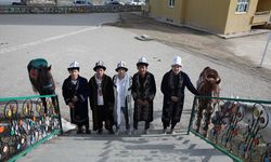 Van'daki Kırgız Türkleri yöresel kıyafetleriyle oy kullandı