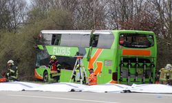 Leipzig şehrinde otoyolda yolcu otobüsü devrildi, 1 ölü var