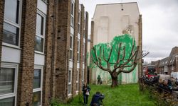 Banksy yine yaptı yapacağını ! Londra'da duvarı boyadı