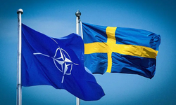 İsveç'in bayrağı Brüksel'deki NATO karargahına asıldı